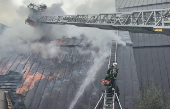 Spektakulärer Brand in einer Kirche nahe dem Stadtzentrum