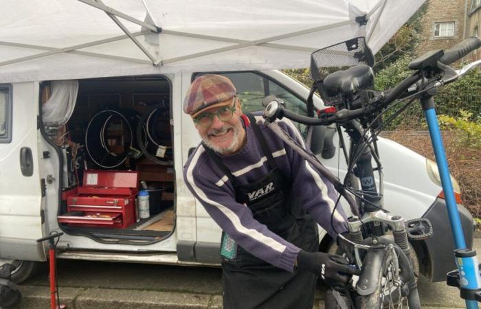 In Côtes-d’Armor repariert Luc Ihre Fahrräder, zu Hause und auf den Märkten