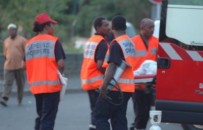 Als Verstärkung treffen 40 Feuerwehrleute aus Réunion und 70 Soldaten ein