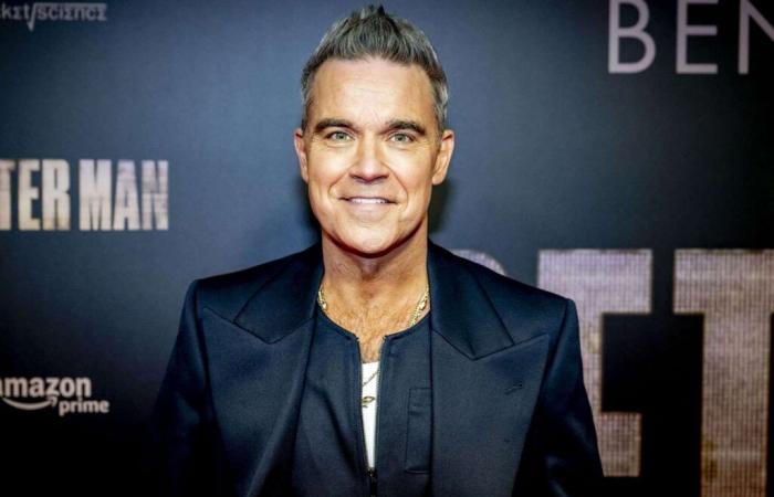 Robbie Williams scherzt, dass er „schwul sein will“ und nennt seine Frau im „Bizarre Chat“ einen „Bart“.