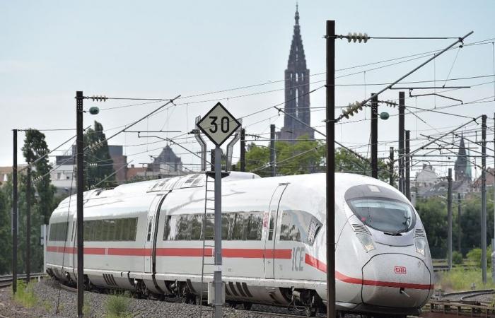 Paris-Berlin bei Tag über Straßburg mit dem Hochgeschwindigkeitszug, historische erste Fahrt am 16. Dezember