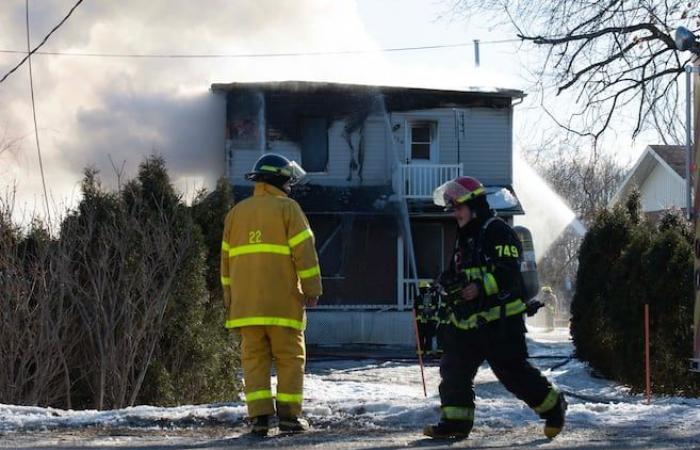 Ein Brand verwüstet ein Doppelhaus in Champlain