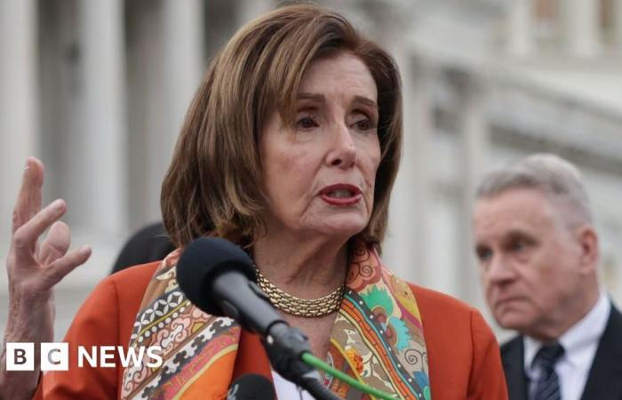 Nancy Pelosi liegt nach einer Verletzung auf einer Auslandsreise im Krankenhaus