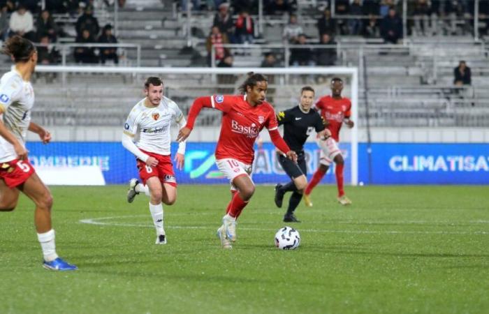 NÎMES OLYMPIQUE Verbunden am Draht, Nîmes hängt in der Hauptstadt