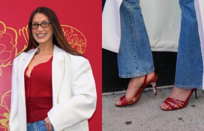 Bella Hadid sieht Rot in scharlachroten Sandalen mit glitzernden Absätzen bei einem Orabella-Parfüm-Pop-up in New York