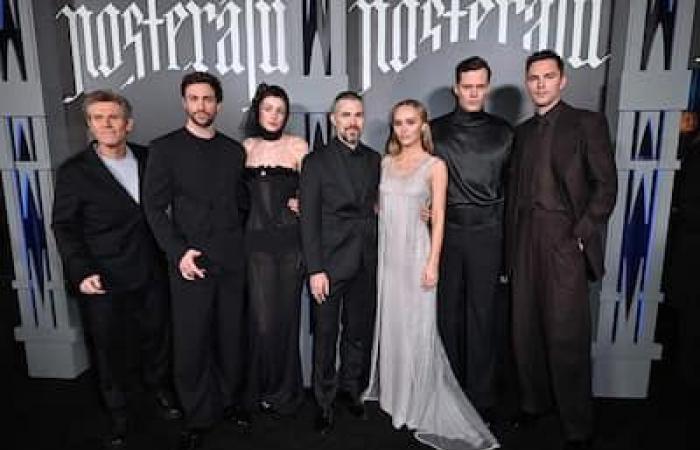 [PHOTOS] Lily-Rose Depp, Aaron Taylor-Johnson und Charli XCX laufen über den roten Teppich bei der Premiere des Films „Nosferatu“