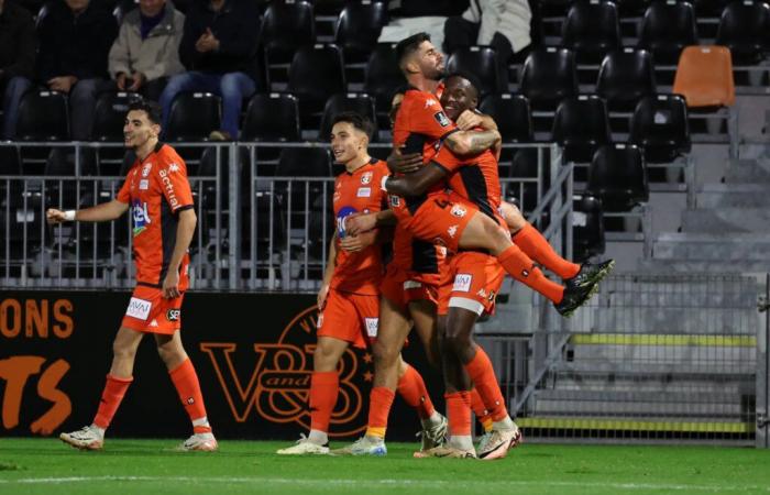 Laval-Stadion. Camara im Geiste, die Teilnehmer ändern das Spiel … Die Notizen nach Amiens