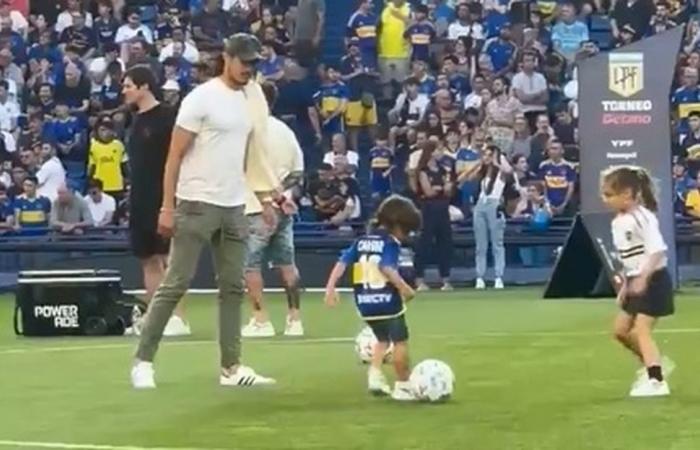 Edinson Cavani und der zarte Moment, als er mit seinen Kindern in La Bombonera spielte, nachdem er bei Boca Junior gegen Independiente nicht dabei sein konnte