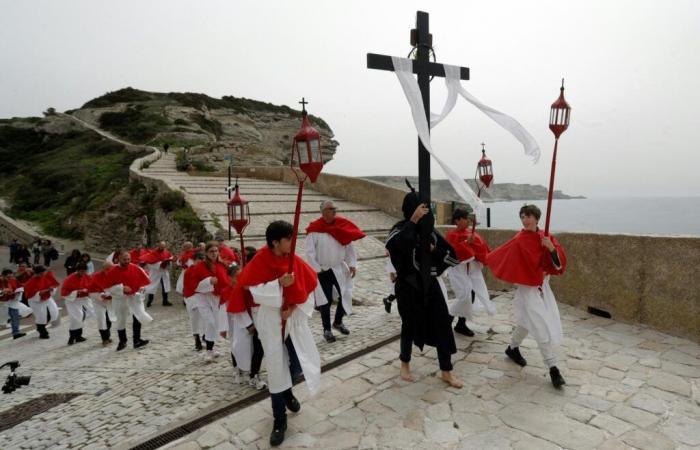 „Die Kirche hat jahrhundertelang diese korsische Religiosität verunglimpft, eine subtile Mischung aus Heiligem und Profanem, für die sich der Papst heute interessiert.“