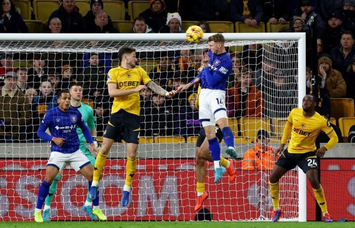 Die Wolves scheitern WIEDER, da Ait-Nouri nach der 1:2-Niederlage gegen Ipswich zurückgehalten werden muss und O’Neil an seinem Job festhält