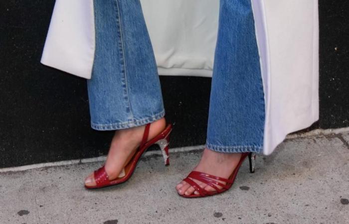 Bella Hadid sieht Rot in scharlachroten Sandalen mit glitzernden Absätzen bei einem Orabella-Parfüm-Pop-up in New York