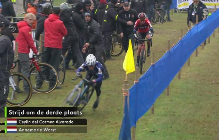 Gerade vom Training zurückgekehrt und Fem van Empel punktet erneut, sie ist die Einzige, die in Herentals fehlerfrei bleibt