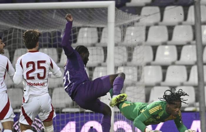 Ein sehr starker Beerschot kollidiert mit einem sehr starken Matthieu Epolo von Standard