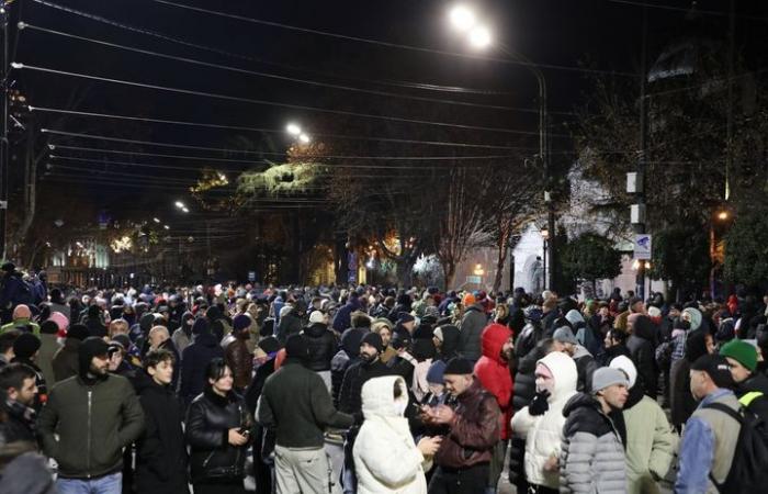 : Bericht In Georgien sind Demonstranten bereit, Präsidentin Salomé Zourabichvili, die sich weigert, ihr Mandat abzugeben, „physisch zu verteidigen“.