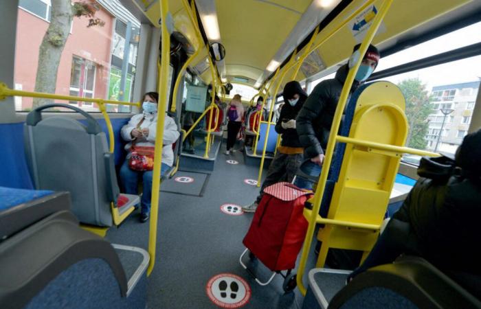 Ein 50-jähriger Mann legt im Bus seine Hände auf die Oberschenkel von Teenagern