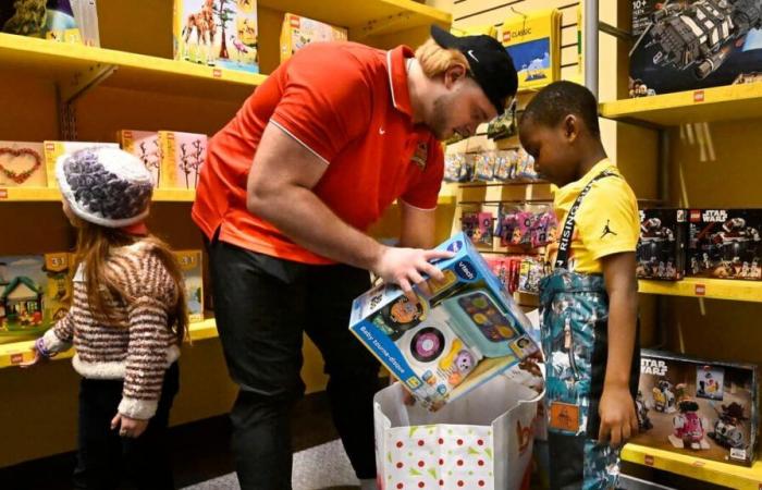 Aktion „Weihnachtsgeschenke“: Kinder in Not gehen zum letzten Mal durch die Gänge von Benjo