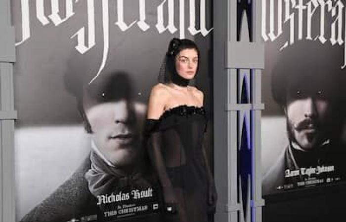 [PHOTOS] Lily-Rose Depp, Aaron Taylor-Johnson und Charli XCX laufen über den roten Teppich bei der Premiere des Films „Nosferatu“