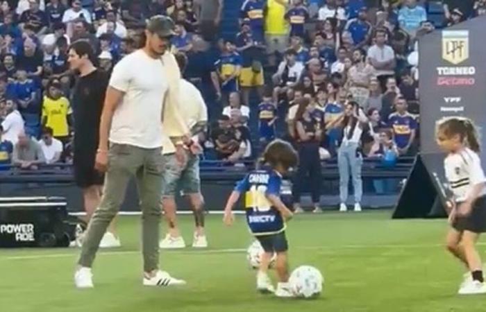 Edinson Cavani und der zarte Moment, als er mit seinen Kindern in La Bombonera spielte, nachdem er bei Boca Junior gegen Independiente nicht dabei sein konnte