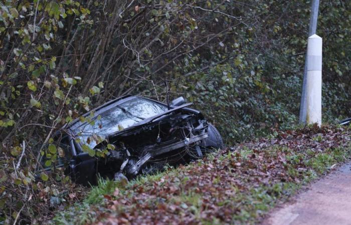 Zwei wurden bei einem Frontalzusammenstoß schwer verletzt, zwei Mädchen im Alter von 10 und 14 Jahren erlitten einen Schock