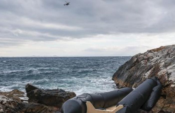 Mindestens fünf Tote und Dutzende werden vermisst, nachdem Flüchtlingsboot in Griechenland gesunken ist