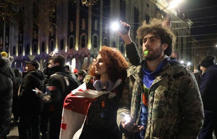 : Bericht In Georgien sind Demonstranten bereit, Präsidentin Salomé Zourabichvili, die sich weigert, ihr Mandat abzugeben, „physisch zu verteidigen“.