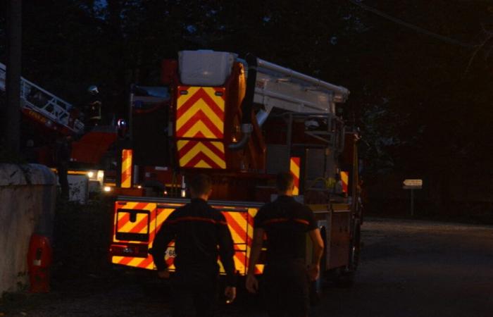 In der Gironde sind Feuerwehrleute im Einsatz, um einen Brand in Cardan zu löschen