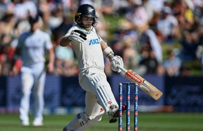 NZ vs. ENG: Kane Williamson schießt den Ball bei einem bizarren Platzverweis gegen England auf die Stümpfe