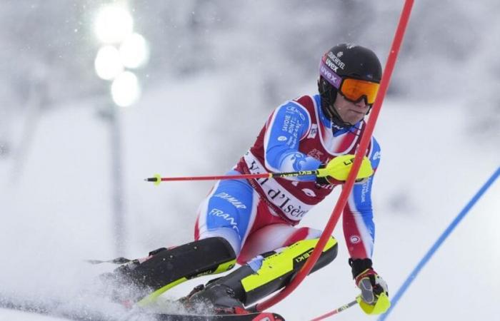 Steven Amiez übernimmt überraschend die Führung im Weltcup-Slalom, da Olympiasieger Clement Noel verletzt ausfällt | National