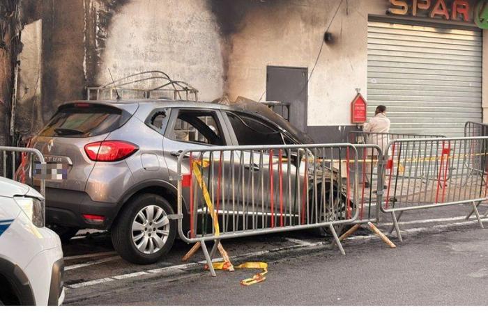 In der Nähe von Perpignan: Ein Auto brennt mitten in der Stadt vor einem Geschäft, Gasflaschen explodieren unter der Hitzeeinwirkung