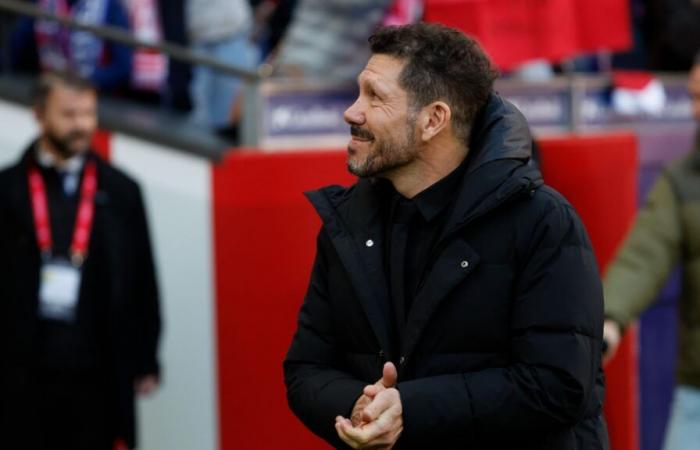 Simeone packt das Weihnachtsgeschenk aus