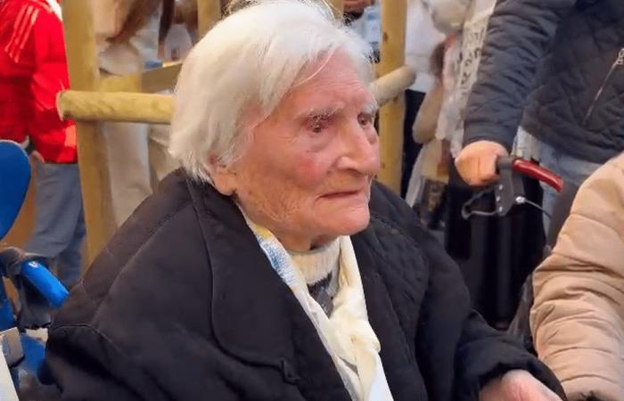 „Ich danke dem Herrn, dass er mir diese Gnade geschenkt hat“, wurde Jeanne, 108 Jahre alt, in Ajaccio von Papst Franziskus gesegnet