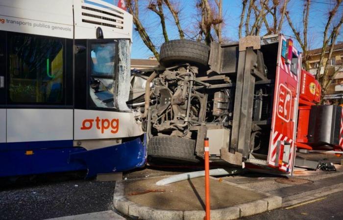 Onex: Eine TPG-Straßenbahn rammt ein Feuerwehrauto und kippt es um