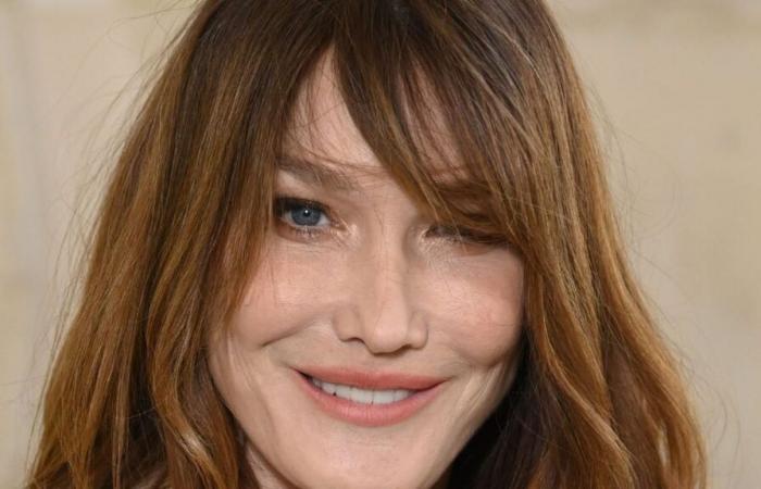 Carla Bruni, 56, enthüllt den aufpolsternden Lippenbalsam, den sie jeden Tag bei Kälte verwendet