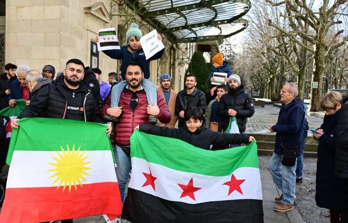 Syrer aus der Haute-Loire feiern in Puy-en-Velay das Ende des Regimes von Bashar Al-Assad