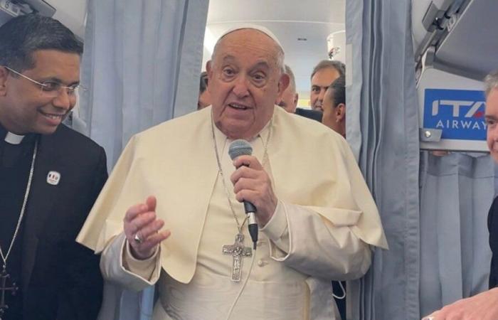 Der Papst an Journalisten auf dem Weg nach Korsika: „Danke für Ihre Arbeit“