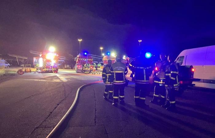 Mehrere Dutzend Autos und Lastkraftwagen wurden durch einen Brand zerstört