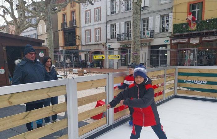 Weihnachtsunterhaltung: Place de la République in festlicher Kleidung