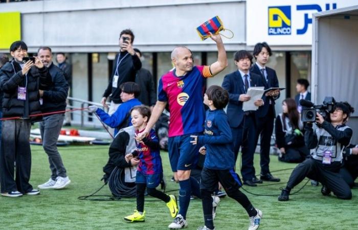 Auch Andrés Iniesta verabschiedet sich vom Tokioter Publikum