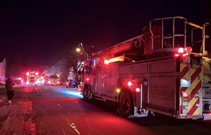 In einem Wohnhaus in der Rue de Candiac in Sherbrooke bricht ein Feuer aus