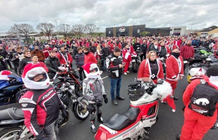 Hunderte Biker verteilen als Weihnachtsmann Geschenke an kranke Kinder