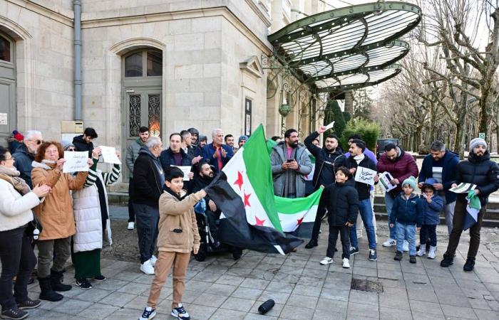 Syrer aus der Haute-Loire feiern in Puy-en-Velay das Ende des Regimes von Bashar Al-Assad