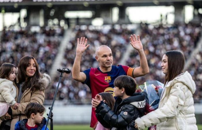 Andres Iniesta verabschiedet sich während des Freundschaftsspiels in Tokio