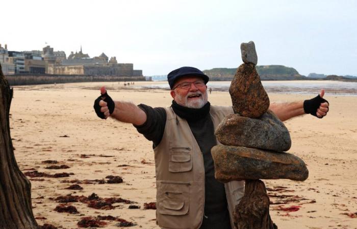 Seine vergänglichen Skulpturen am Strand trotzen den Gesetzen der Schwerkraft