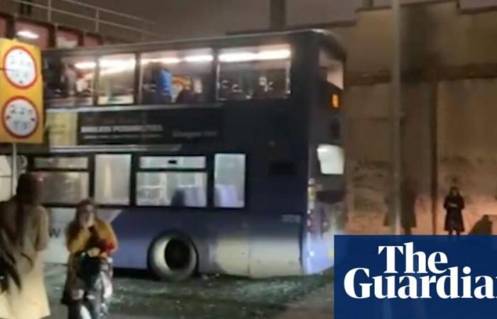 Acht Verletzte, einer davon lebensgefährlich, nachdem Doppeldeckerbus in Glasgow auf Brücke prallte | Glasgow