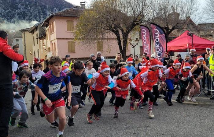 215 Läufer am Start des 11. Stierkampfs von Tarascon-sur-Ariège trotz Regen