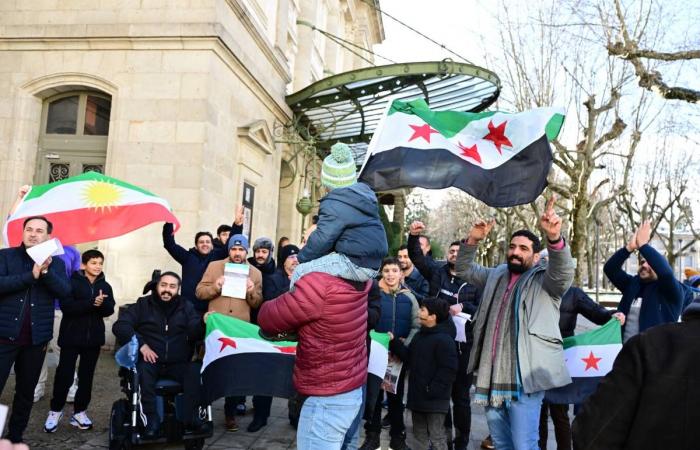 Syrer aus der Haute-Loire feiern in Puy-en-Velay das Ende des Regimes von Bashar Al-Assad