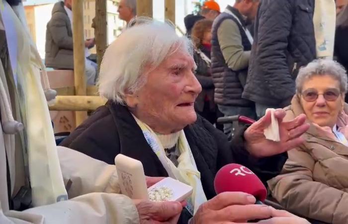 „Ich danke dem Herrn, dass er mir diese Gnade geschenkt hat“, wurde Jeanne, 108 Jahre alt, in Ajaccio von Papst Franziskus gesegnet