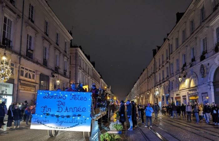 Ein Rückblick auf die einzigartige beleuchtete Traktorenparade in Orléans