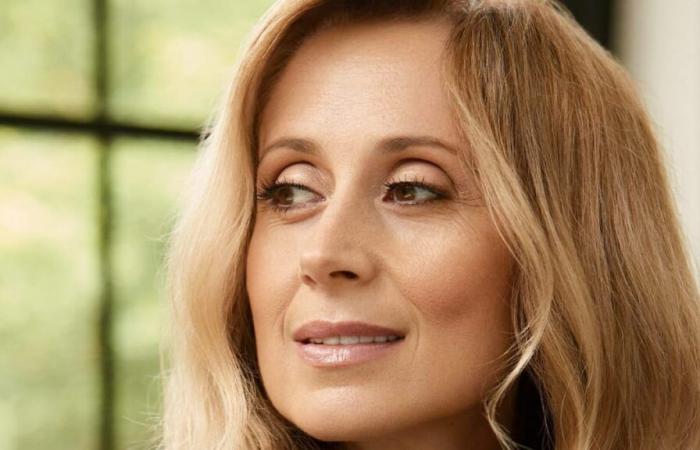 Essstörungen, komplexe Beziehung zu ihrem Vater… Lara Fabian offenbart sich wie nie zuvor in „Je suis là“, einem „eminent befreienden“ Album