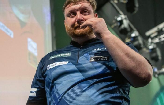 Cameron Menzies bricht in Tränen aus, als er in der ersten Runde der World Darts Championship gegen den Fanliebling Leonard Gates verliert